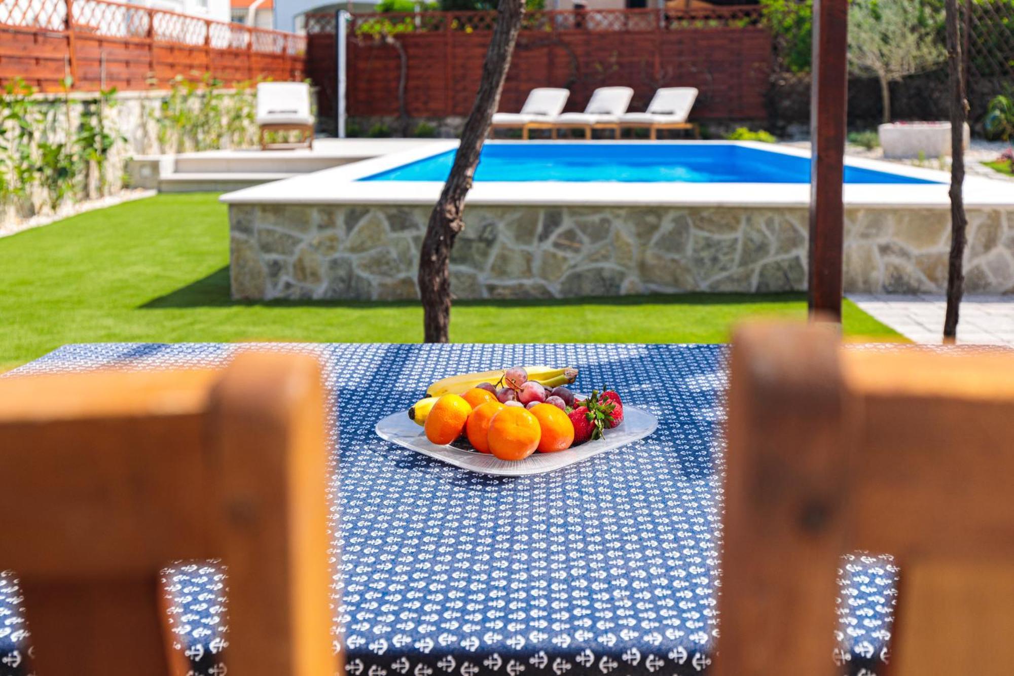 Home Away From Home With A Heated Pool Punat Εξωτερικό φωτογραφία